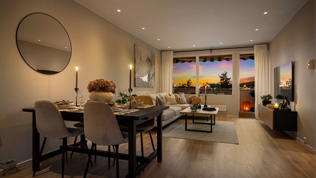 I stuen er det plass til både sofagruppe og spisebord