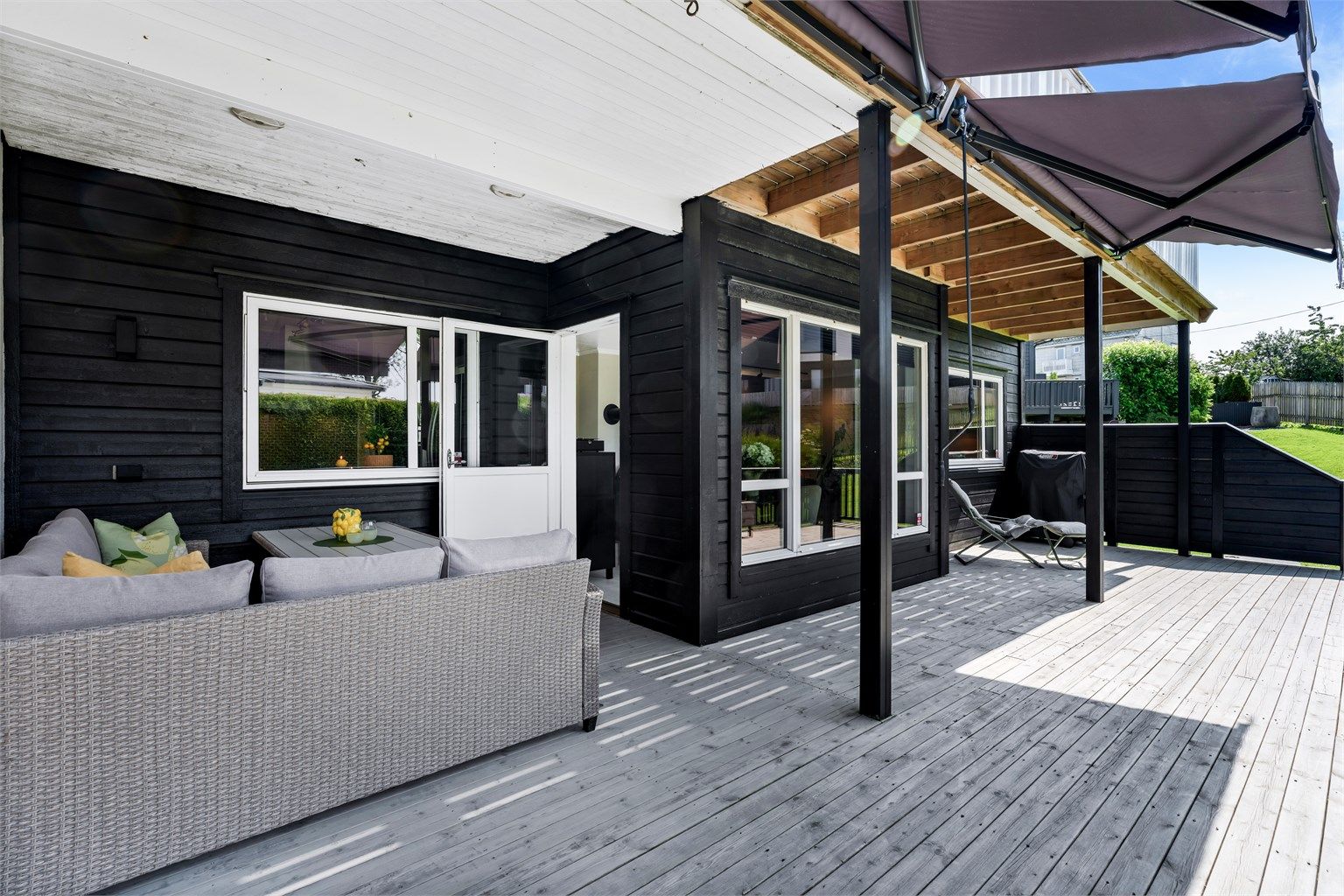 Terrassen er utstyrt med utelys, markise, høyttalere og stikkontakt.