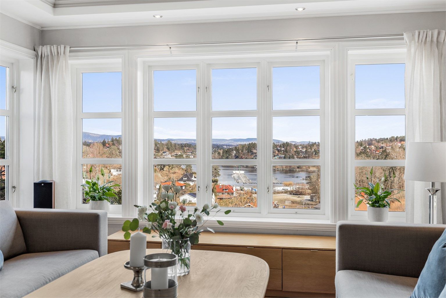 Fra stuen er det fin utsikt mot fjorden.