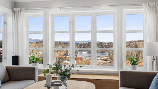 Fra stuen er det fin utsikt mot fjorden.