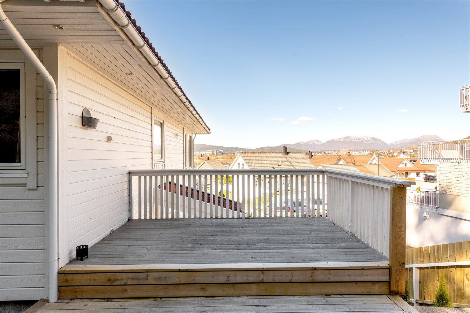 Romslig terrasse med god plass til utemøbler