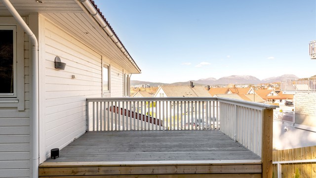 Romslig terrasse med god plass til utemøbler