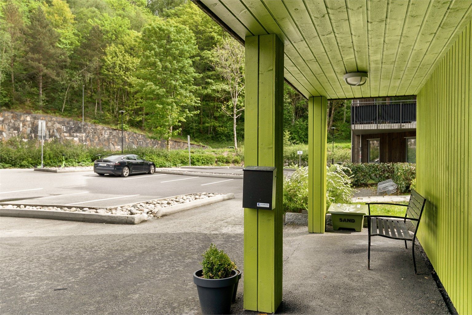 - Det er kort vei fra gjesteparkering til leiligheten -