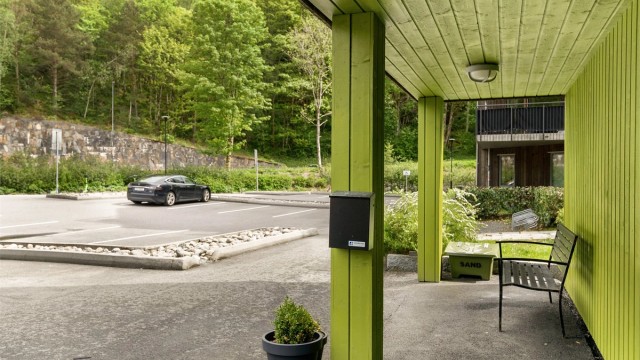 - Det er kort vei fra gjesteparkering til leiligheten -