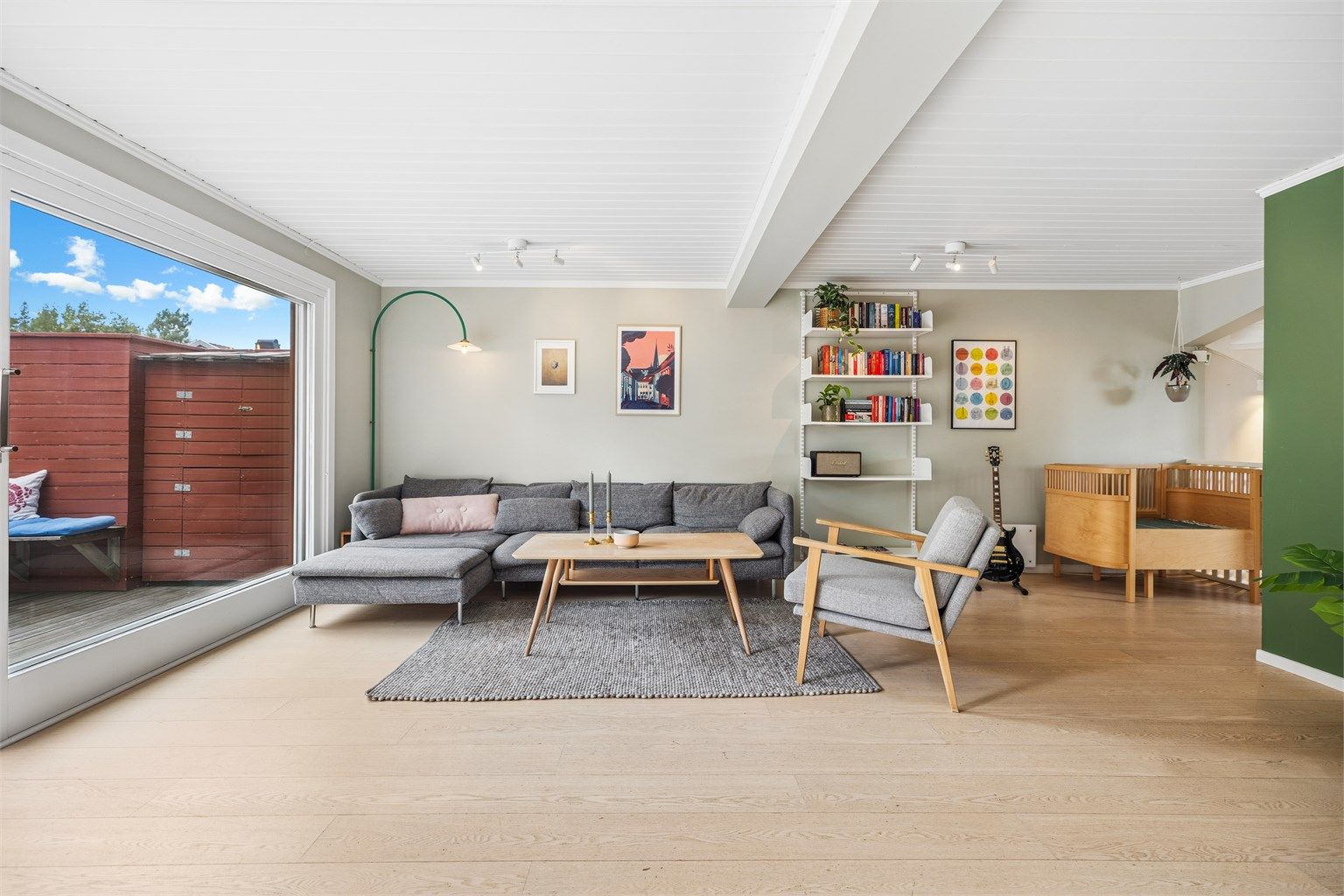 Stuen har direkte utgang til en sydvestvendt terrasse og hage.