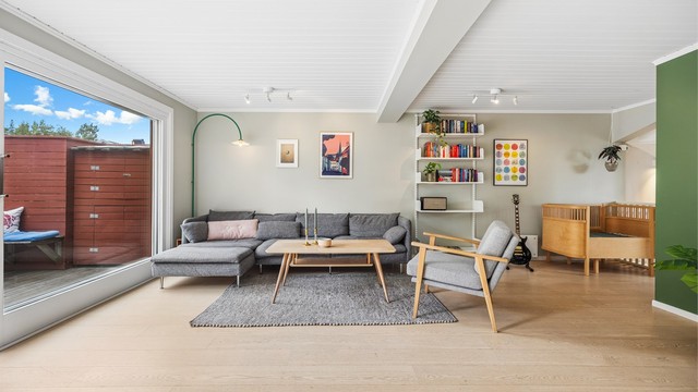 Stuen har direkte utgang til en sydvestvendt terrasse og hage.