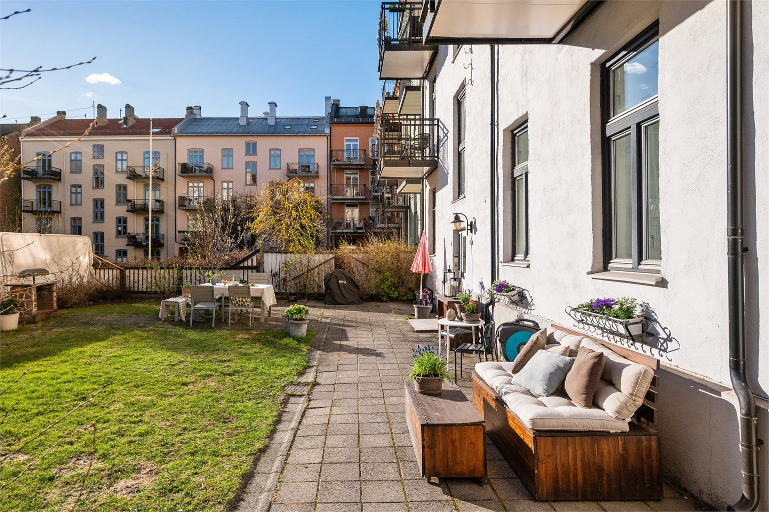 Uteområdet er pent opparbeidet med plen og hellelagt uteplass.