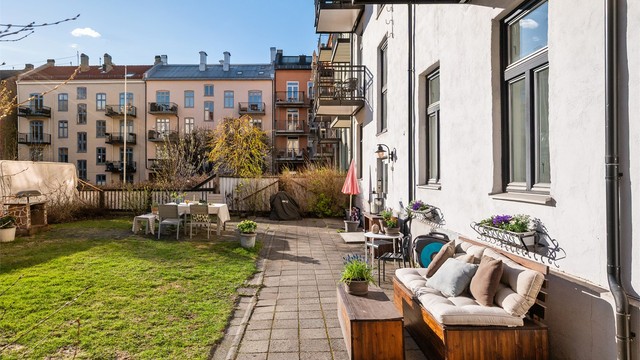 Uteområdet er pent opparbeidet med plen og hellelagt uteplass.