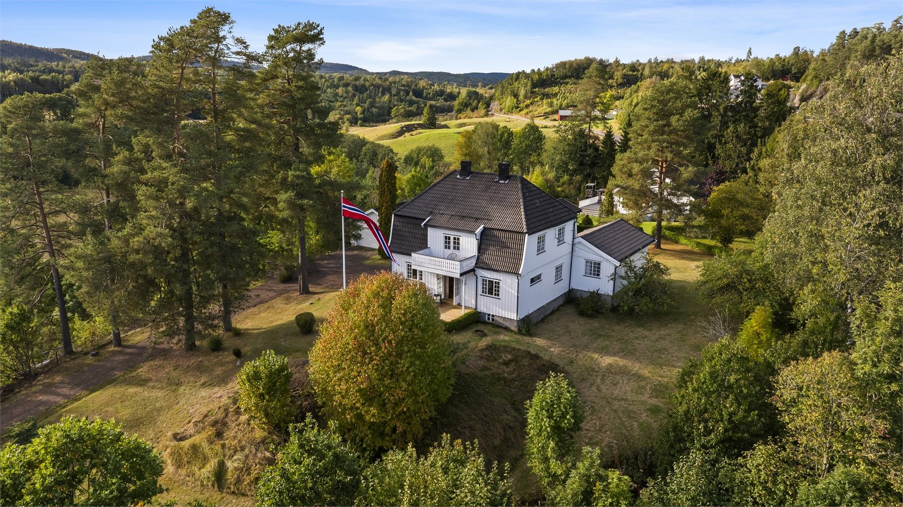 Velkommen til Høgenhallveien 2! En praktfull villa eiendom på stor tomt!