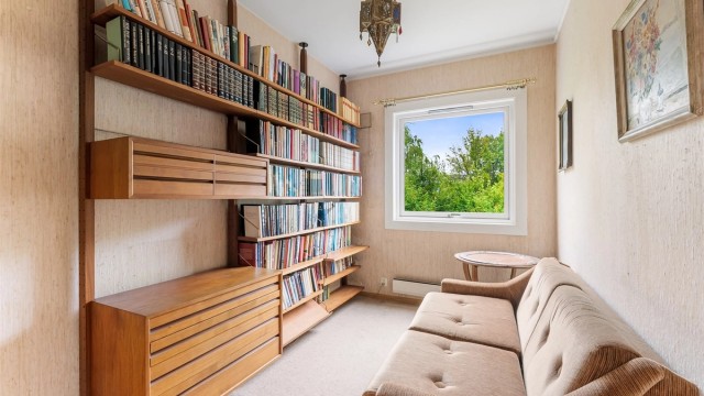 Det andre soverommet er i dag innredet som kontor og bibliotek.