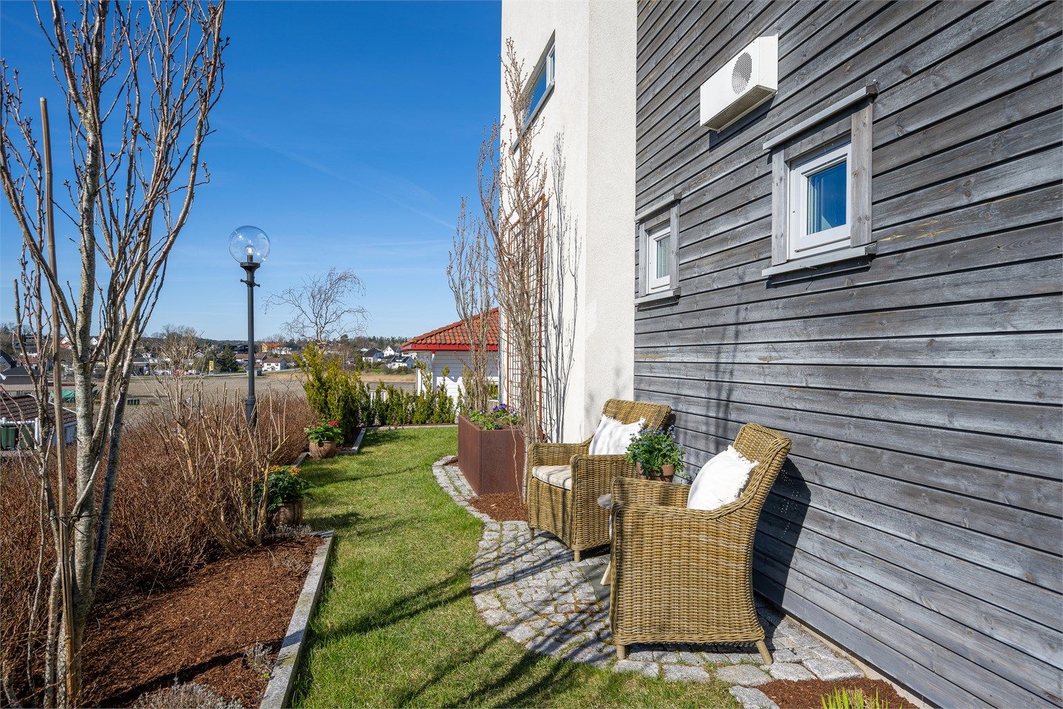 En liten, usjenert krok i hagen.