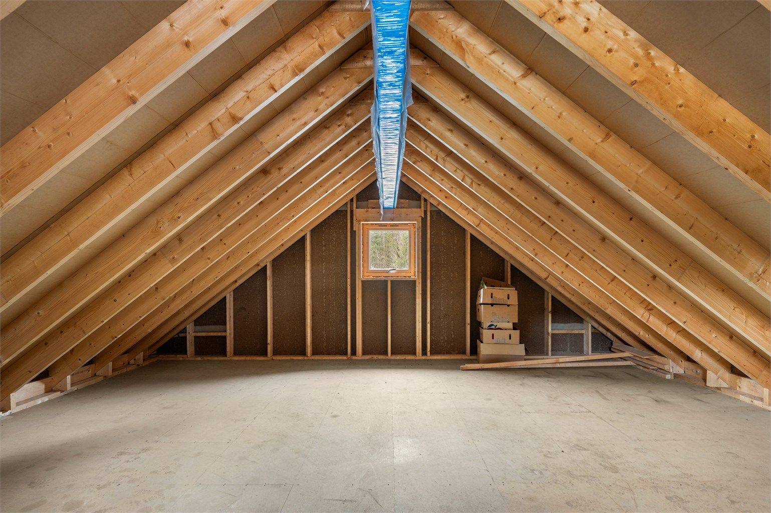 Loftet over garasjen gir et nyttig supplement til boligen, med god plass til lagring av sesongutstyr og annet man ønsker å ha lett tilgjengelig.