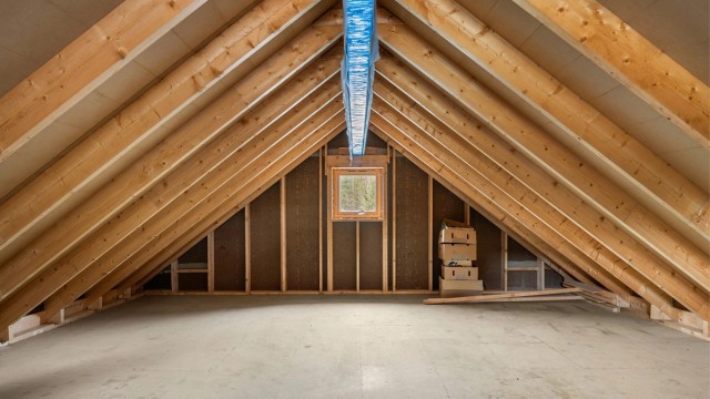Loftet over garasjen gir et nyttig supplement til boligen, med god plass til lagring av sesongutstyr og annet man ønsker å ha lett tilgjengelig.