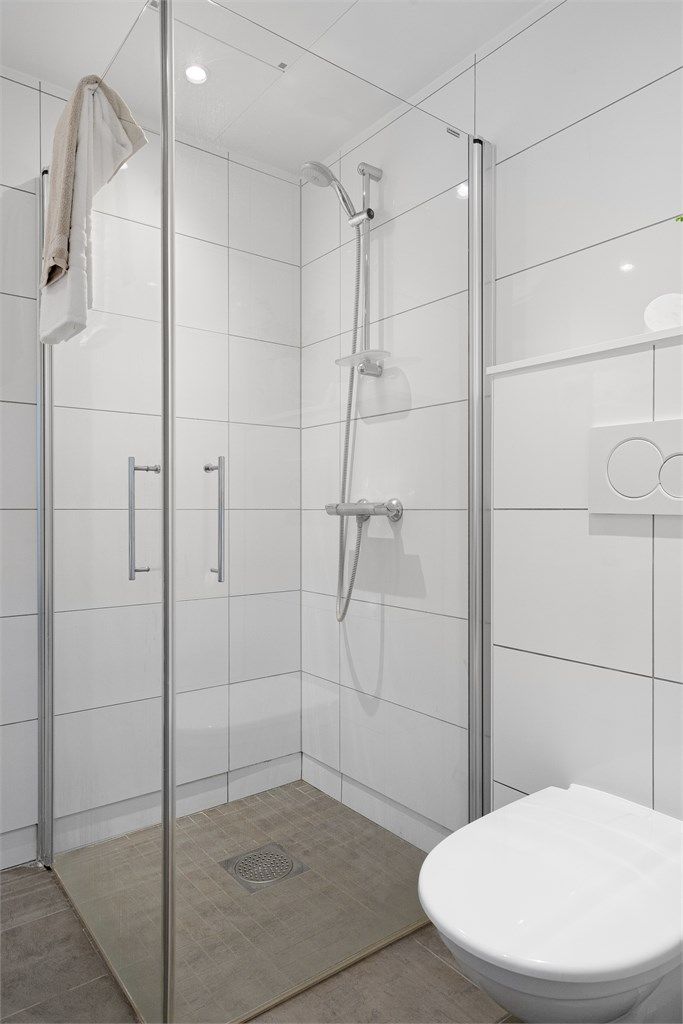 Bad er av god størrelse og er helfliset med varme i gulv. 