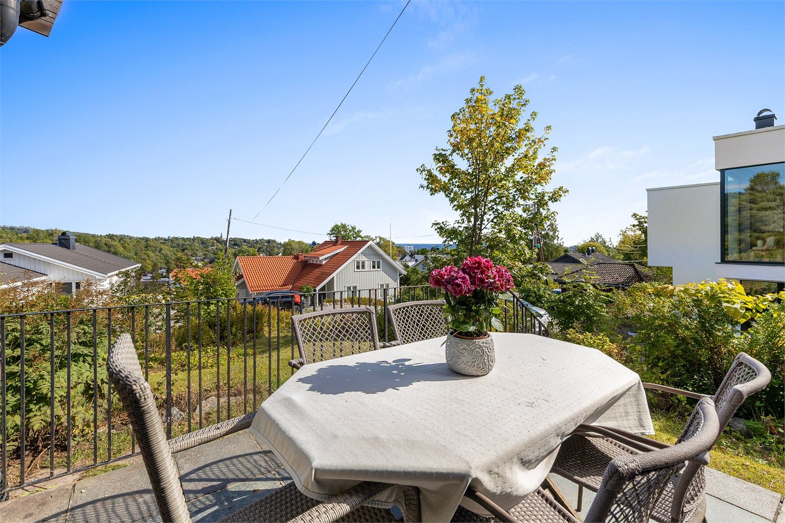Nordøstvendt terrasse på 9 kvm med utgang fra stue. Bærende konstruksjon av betong, terrassegulv belagt med skifer og rekkverk av stålprofiler. 