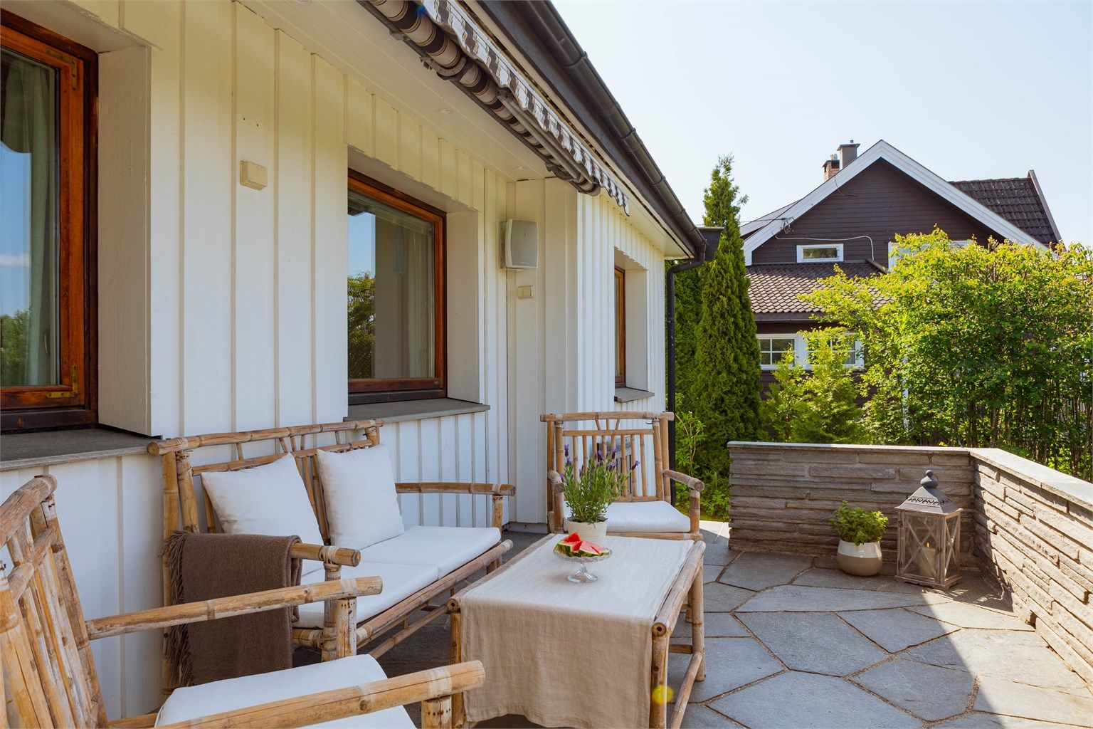 Terrassen er utstyrt med utendørs høyttalere som setter stemningen for lange sommerdager og hyggelige kvelder.