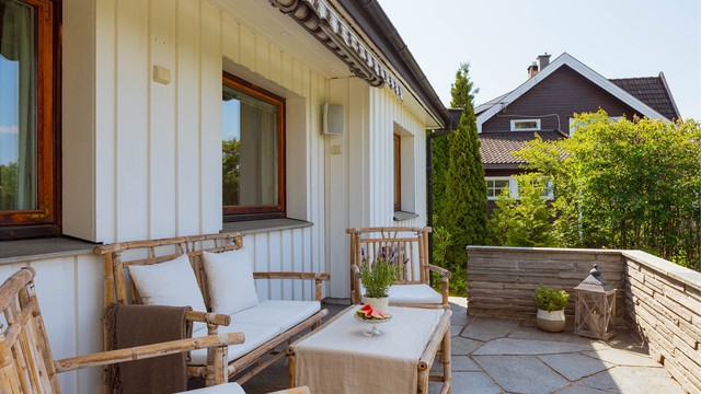 Terrassen er utstyrt med utendørs høyttalere som setter stemningen for lange sommerdager og hyggelige kvelder.
