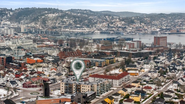 Velkommen til Hystadveien 13b! Perfekt for deg som ønsker en stor og fin leilighet med sentrumsnærbeliggenhet.