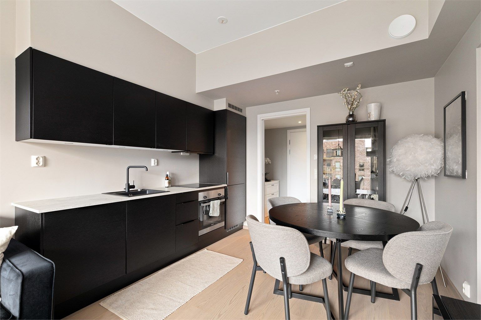 Fin åpen kjøkkenløsning. Hvitevarer medfølger