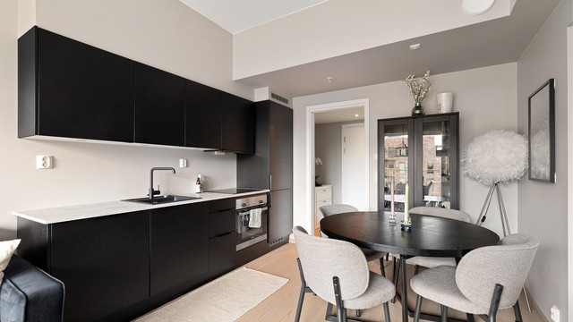 Fin åpen kjøkkenløsning. Hvitevarer medfølger