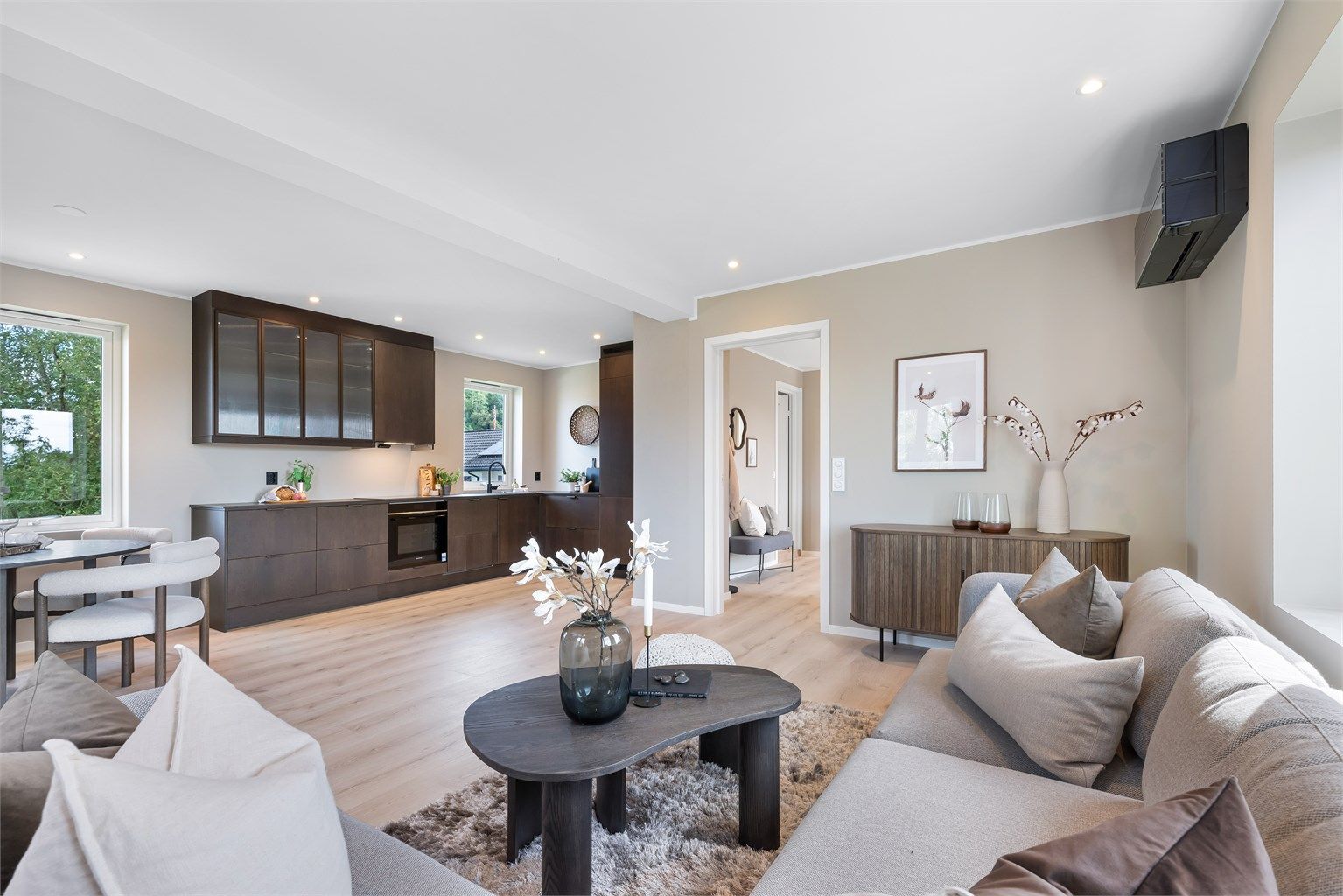 Åpen stue- og kjøkken løsning. 