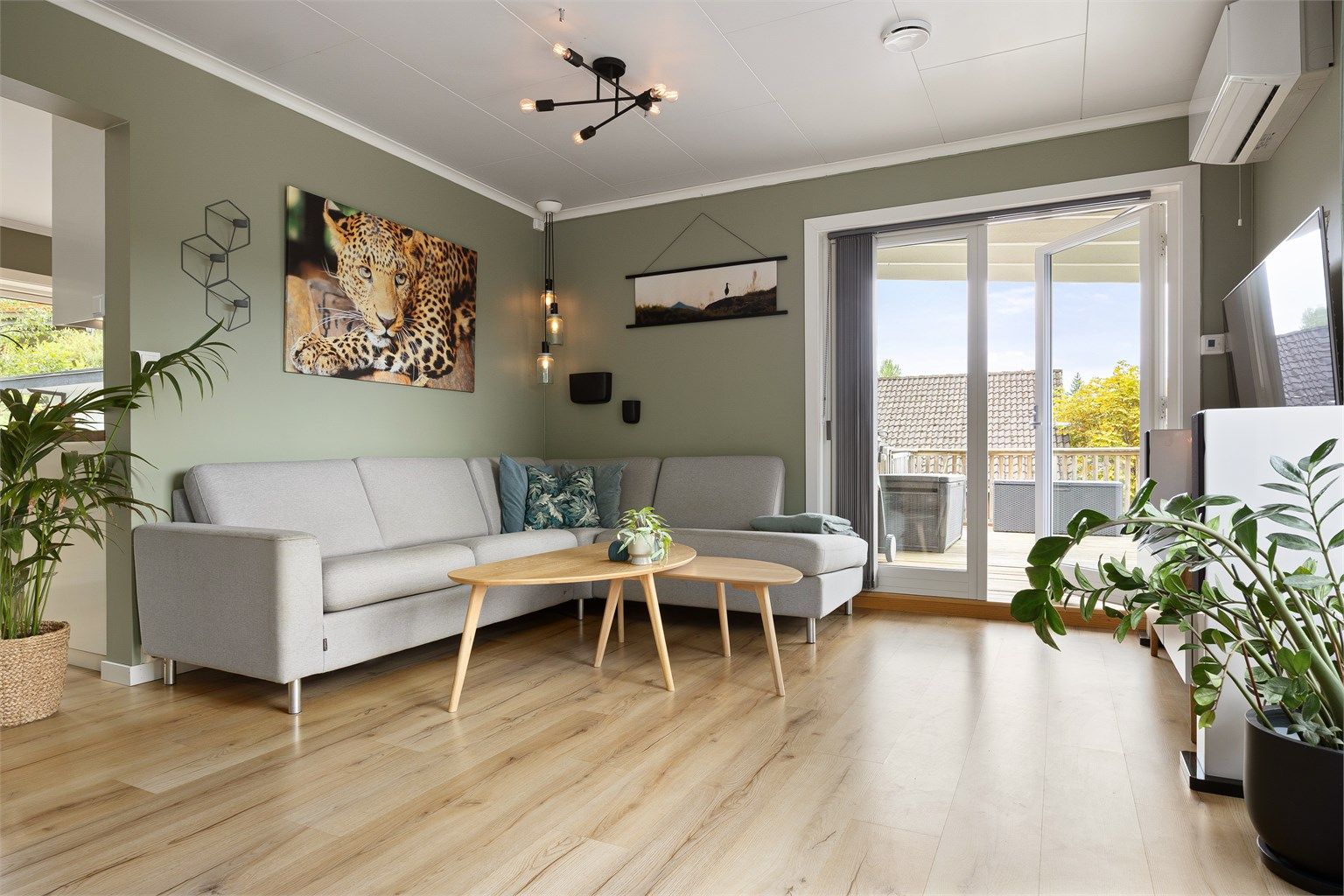 Stuen er utvidet og har direkte utgang til en stor, delvis overbygget terrasse på 52 m².
