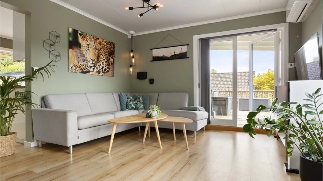 Stuen er utvidet og har direkte utgang til en stor, delvis overbygget terrasse på 52 m².