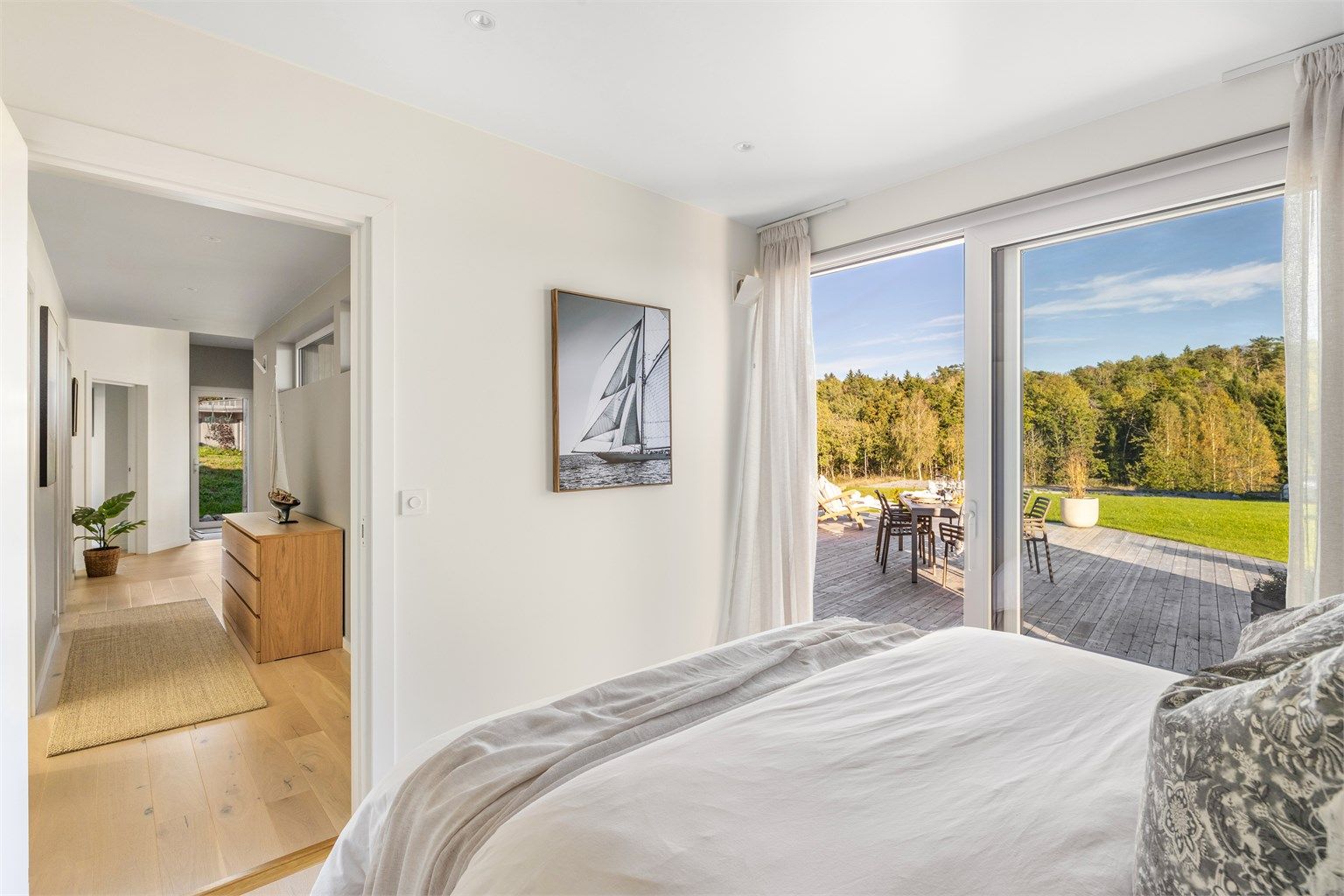 Herfra kan du gå rett ut på terrassen og nyte morgenkaffen.