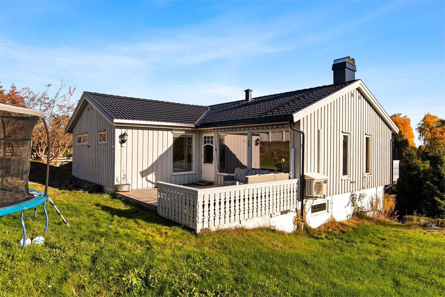 Eiendommen har en romslig hage med gressplen og naturtomt på baksiden.
