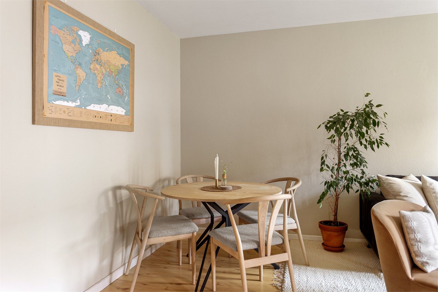 Spiseplassen ligger naturlig tilknyttet stuen og innbyr til hyggelige måltider med familie og venner.