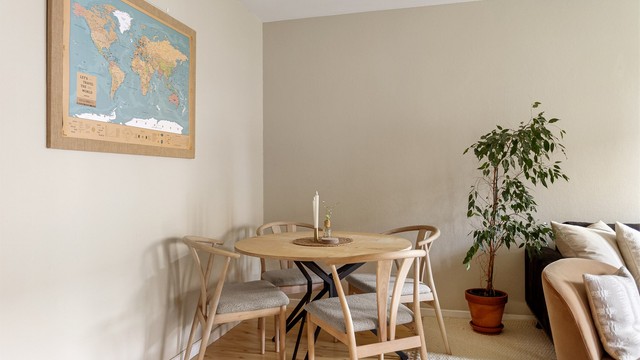 Spiseplassen ligger naturlig tilknyttet stuen og innbyr til hyggelige måltider med familie og venner.