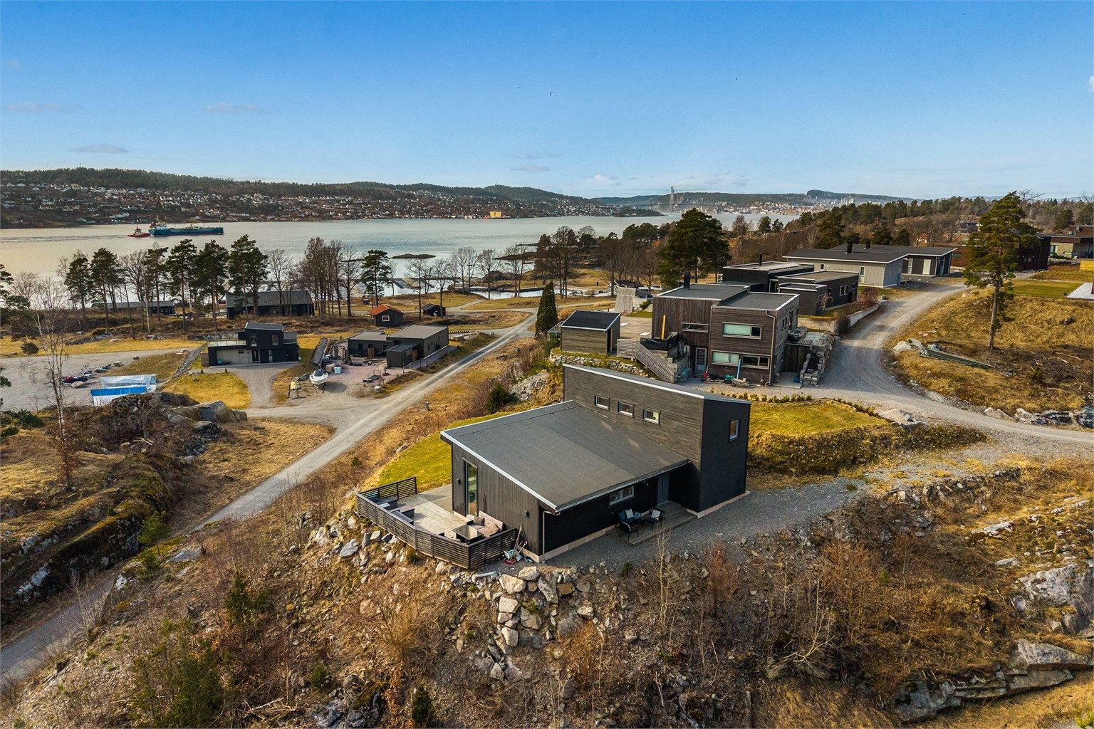 Energien det koster å komme seg fra parkeringsplassen og opp har en ATTRAKTIV BELØNNING - Utsikten og friheten her øverst i hyttefeltet