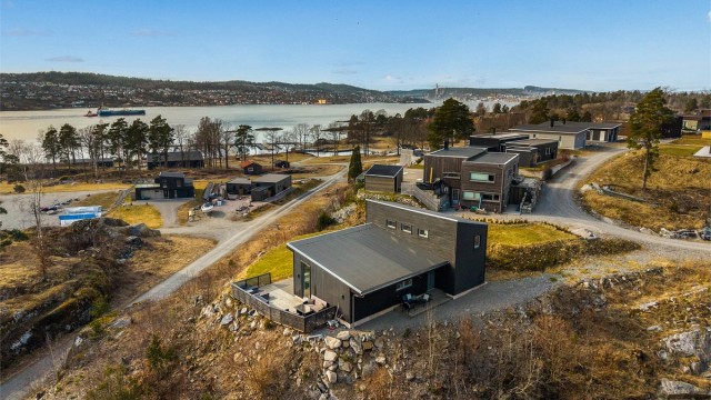 Energien det koster å komme seg fra parkeringsplassen og opp har en ATTRAKTIV BELØNNING - Utsikten og friheten her øverst i hyttefeltet