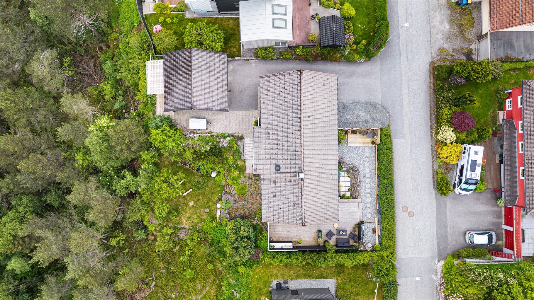 Eiendommen ligger i en rolig blindvei med lite gjennomgangstrafikk.