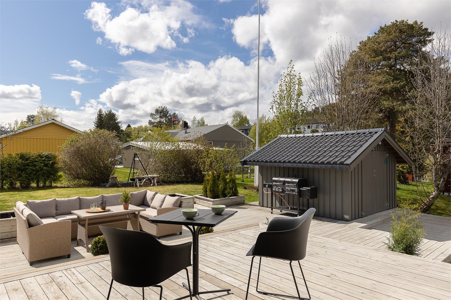 Rikelig med plass til hageselskap. God uteplass med frukttrær, bålpanne og stor platting