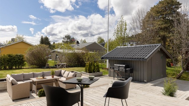 Rikelig med plass til hageselskap. God uteplass med frukttrær, bålpanne og stor platting