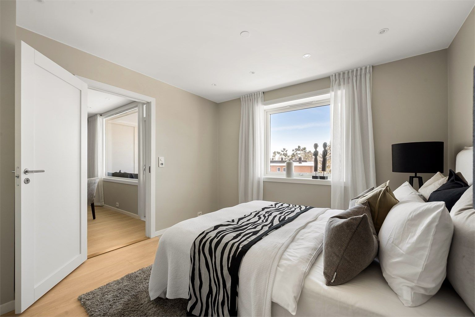 Hovedsoverommet er romslig med plass til dobbeltseng og garderobeløsning.