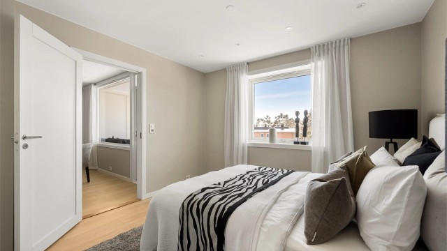 Hovedsoverommet er romslig med plass til dobbeltseng og garderobeløsning.