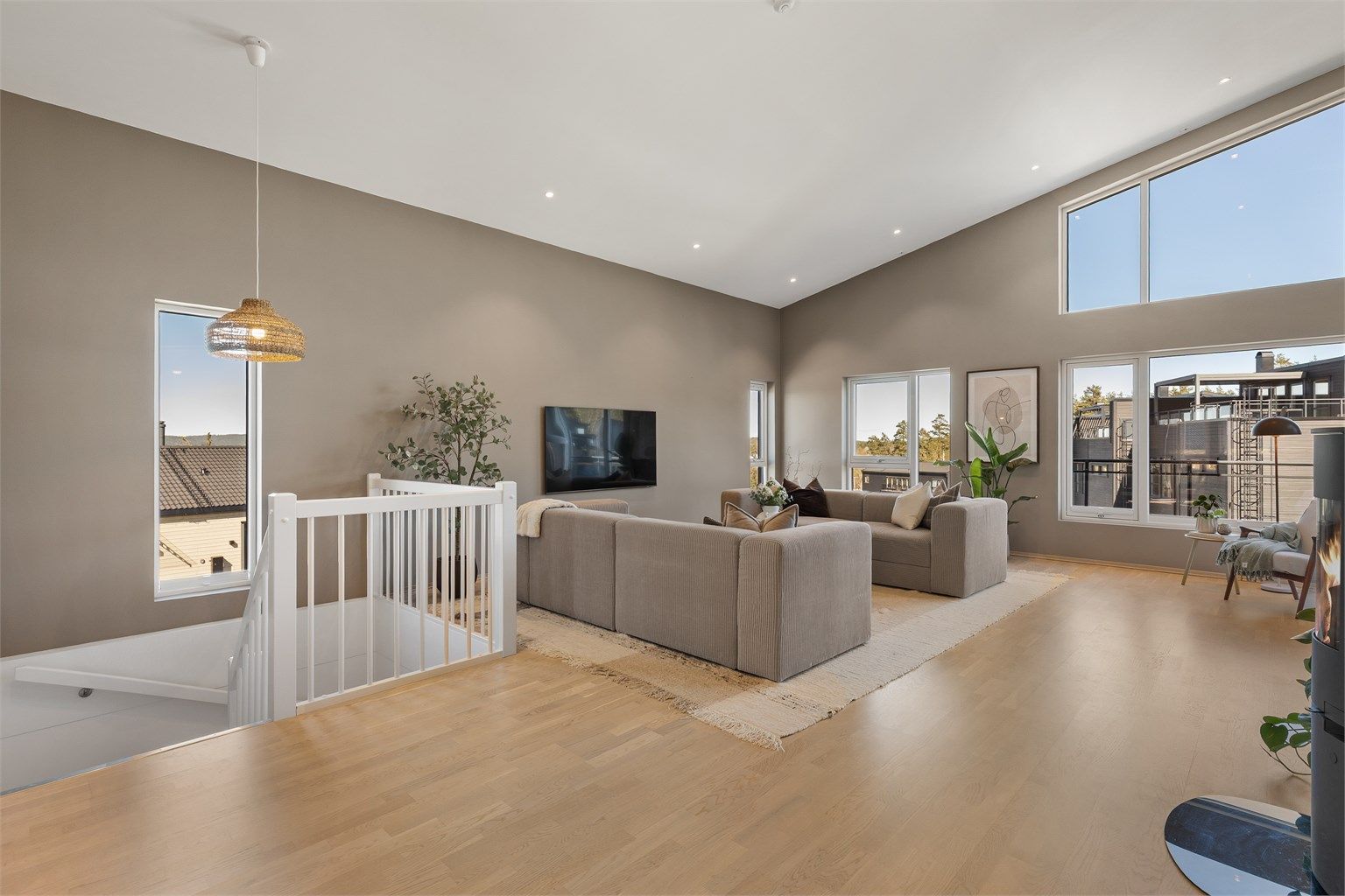 Vinduene er utført med 3-lags energiglass fra byggeåret 2021, noe som bidrar til god isolasjon og komfort.