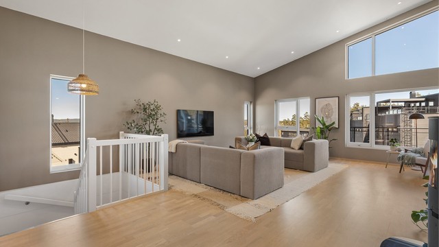 Vinduene er utført med 3-lags energiglass fra byggeåret 2021, noe som bidrar til god isolasjon og komfort.