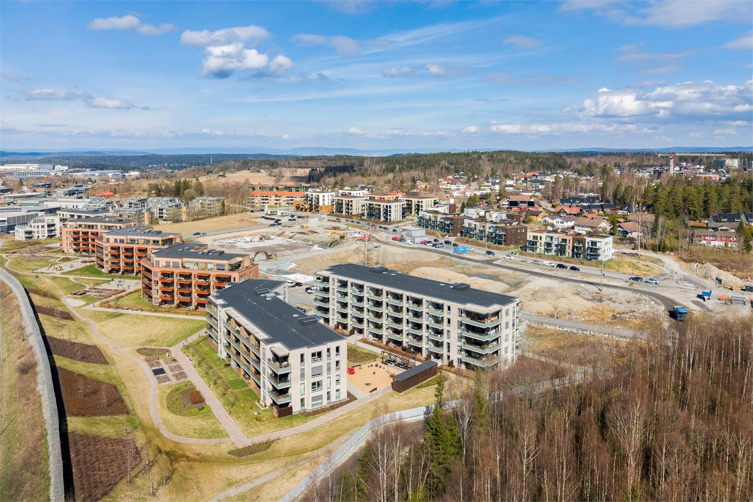 Området har gode bussforbindelser, og en gangbro over Søndre Tverrvei gir rask tilgang til naturopplevelser.