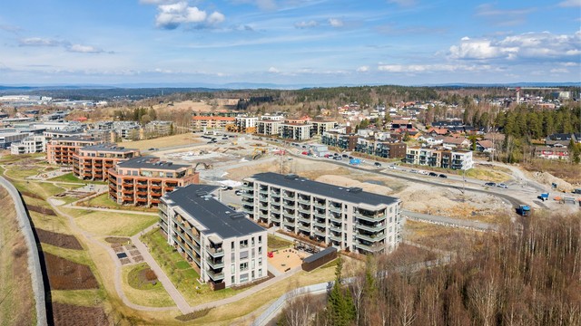 Området har gode bussforbindelser, og en gangbro over Søndre Tverrvei gir rask tilgang til naturopplevelser.