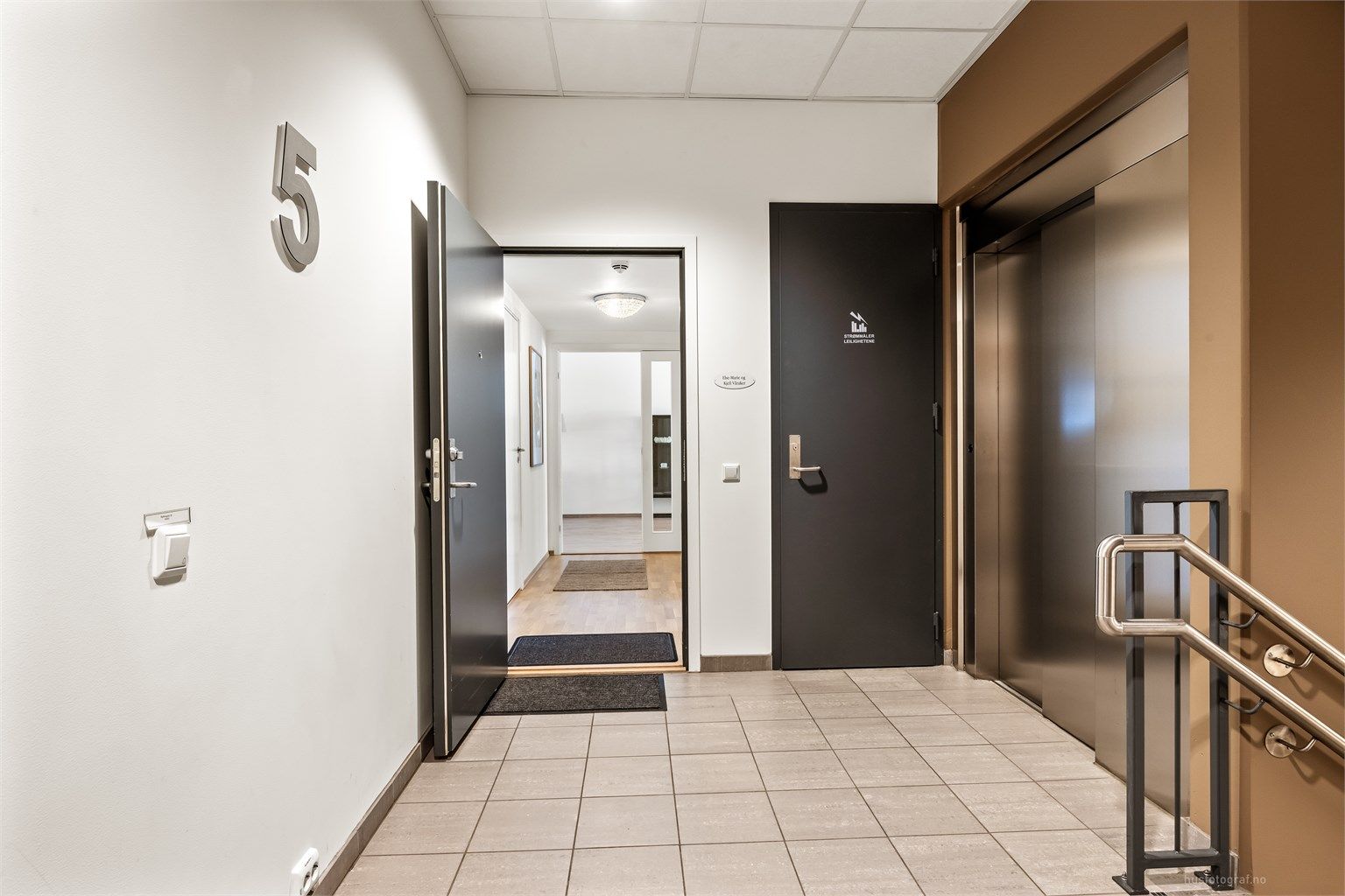 Heis- og trappeadkomst til leilighetens etasjeplan (5. etasje), heisen er rett ved inngangen til leiligheten.