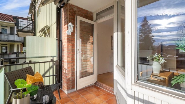 Balkongen er delvis overbygget og utstyrt med markise, noe som gir fleksibel bruk.