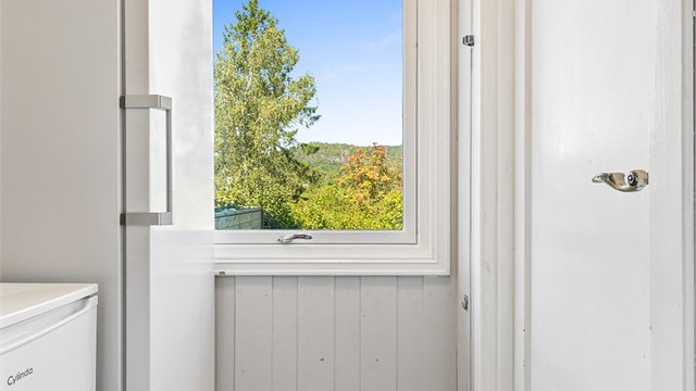 Det er også utgang fra kjøkkenet via en grovgang