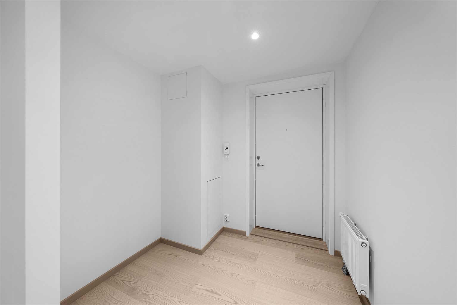 Romslig entré med god plass til garderobeskap, kommode e.l.