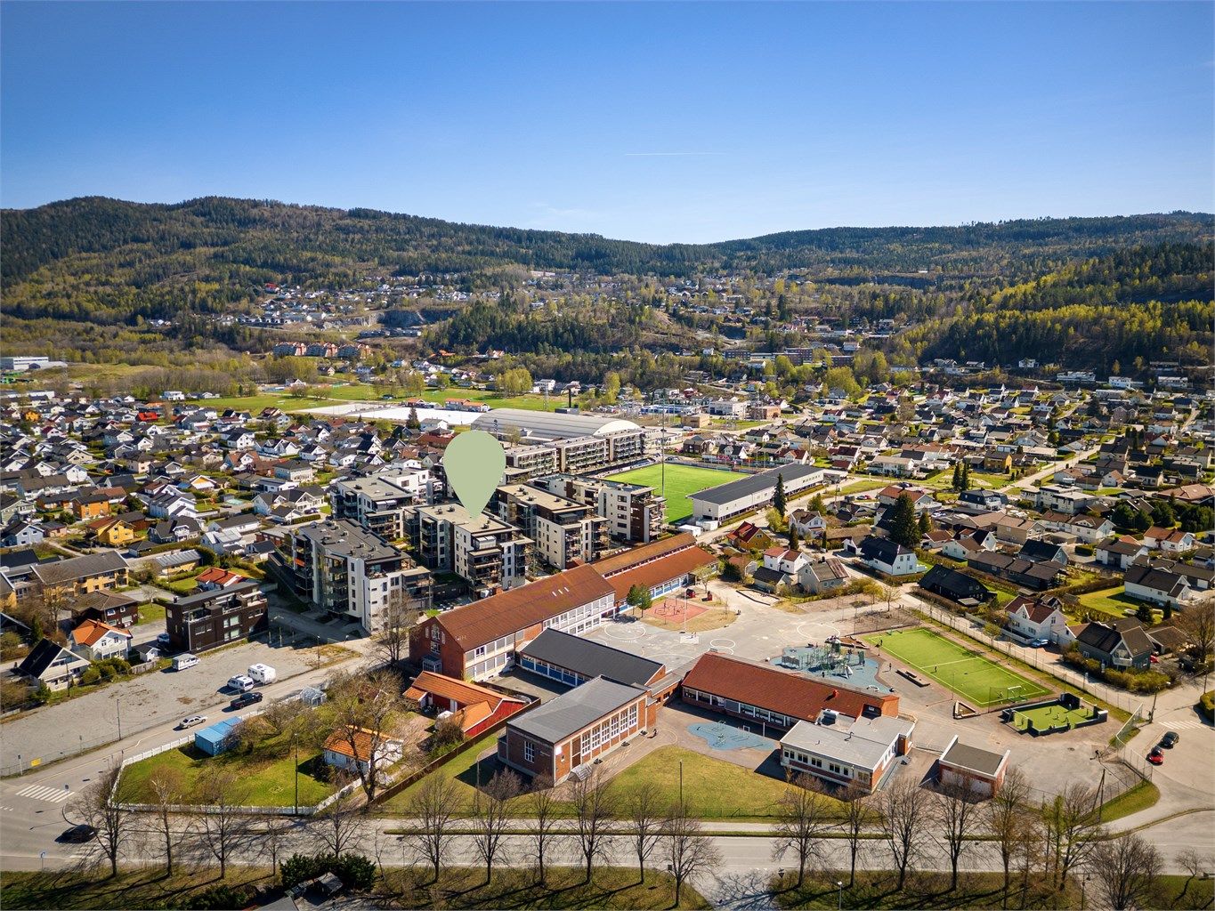 Med Mjøndalen barneskole i umiddelbar nærhet, er dette en ideell beliggenhet for små familier.