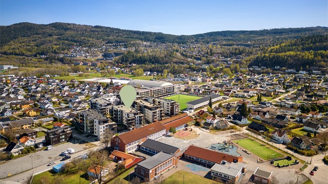 Med Mjøndalen barneskole i umiddelbar nærhet, er dette en ideell beliggenhet for små familier.