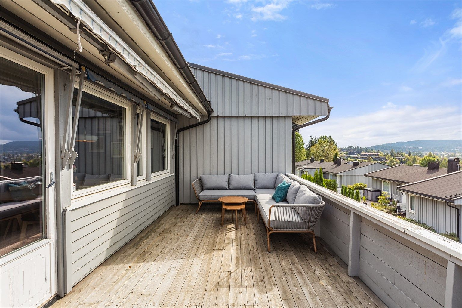 Et stort rekkehus i barnevennlige omgivelser, med to store uteplasser med gode solforhold. 