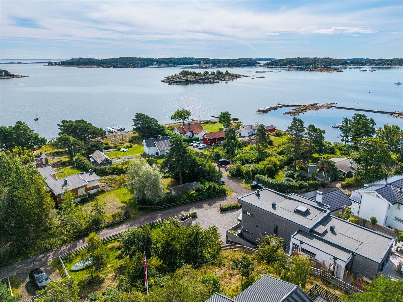 Boligen ligger på Holtane, et veldig hyggelig, attraktivt og sjønært villaområde.  Her kan du nærmest gå barbent ned til båthavnen, hvor du også har mulighet til å søke om å leie båtplass i Holtane Vel- og båtforening. 